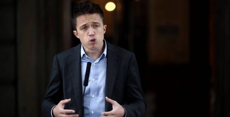 Errejón ve un «mal negocio» para el Estado privatizar AENA y luego invertir en El Prat y Barajas