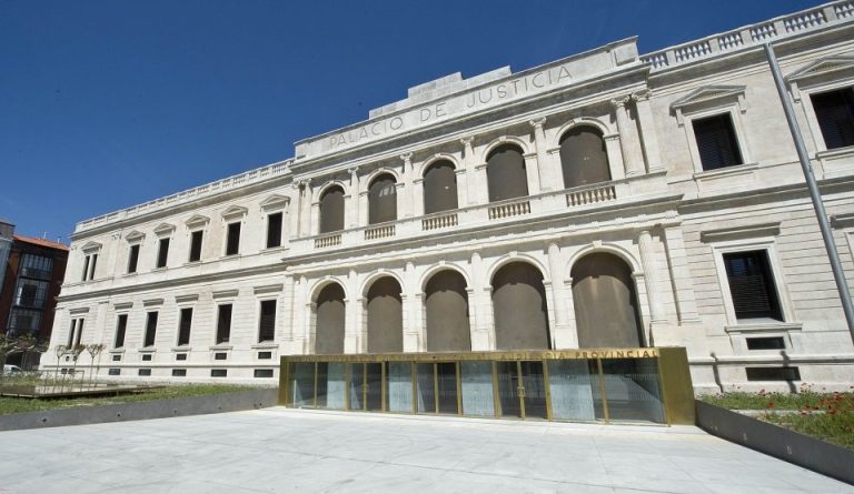 Absueltos en Burgos 2 acusados de apropiarse de más de 82.000 euros de las cuentas de su tío tutelado