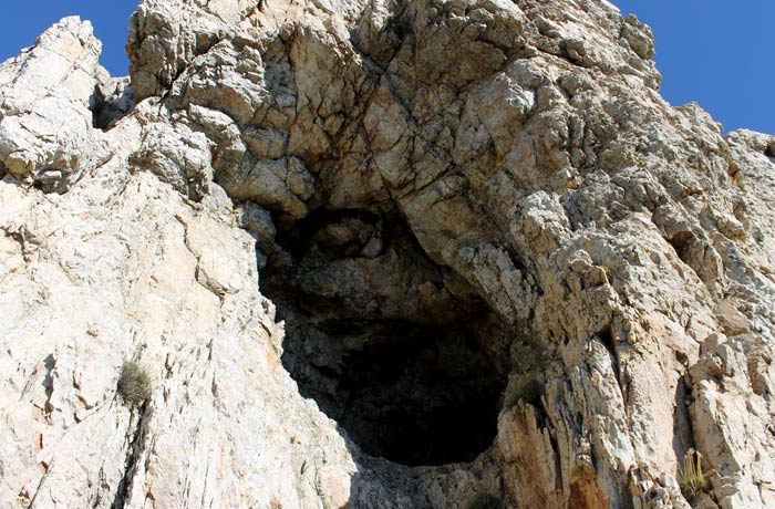 La Bastidas, Una De Las Rutas De Montaña Para Llegar A La Cueva La Mora