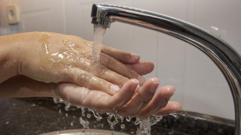 La factura del agua varía hasta un 479% según ciudades