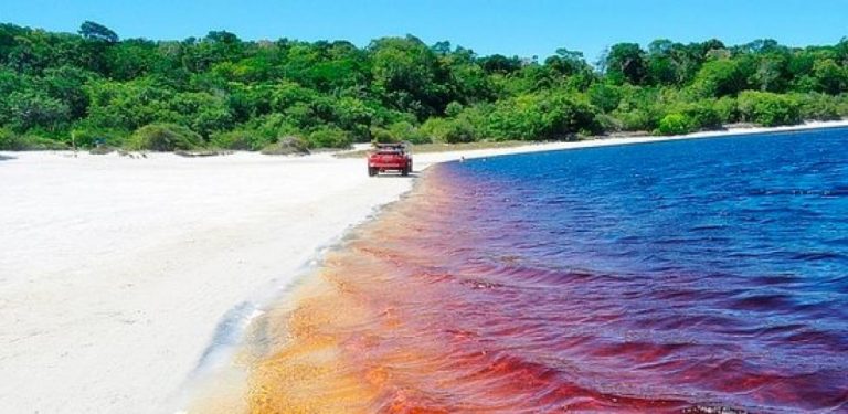 La laguna que te hará pensar que estás dentro de una lata de Coca-Cola