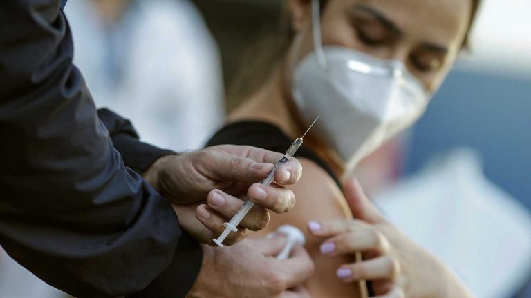 La transmisión del virus es significativamente menor tras la vacunación