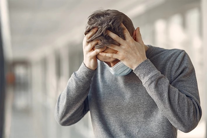 Los afectados por COVID-19 que tienen dolor de cabeza presentan un mejor pronóstico