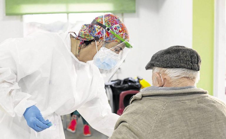 Los casos en residencias de Castilla y León se reducen en una semana un 41%