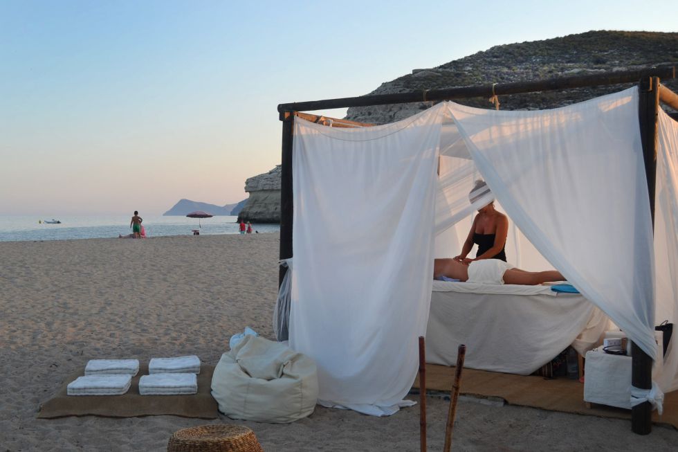 Cómo hacer un masaje para pies con arena de playa
