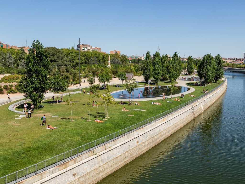 Conoce Madrid Río: Un sitio para tomar el sol y un baño refrescante