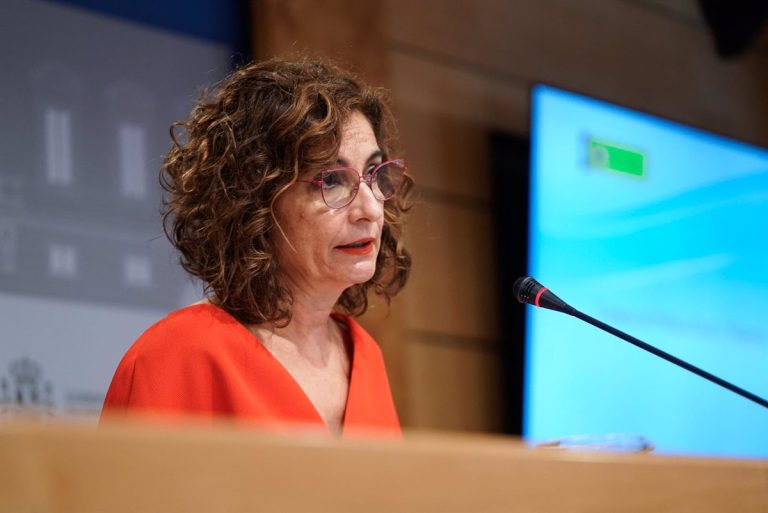Montero defiende que «las mujeres se empoderen» con la Ley de Educación