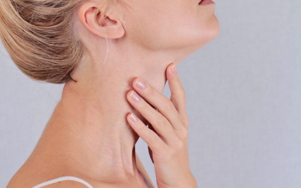 Mujer Se Toca El Cuello