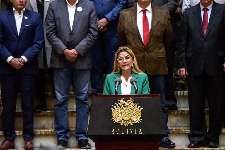 Mujeres líderes de una veintena de países firman en apoyo de la expresidenta de Bolivia