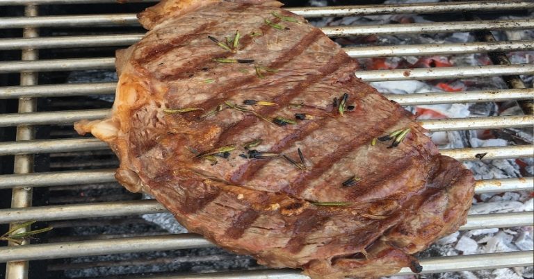 Nunca falla: el truco de Chicote para asar la carne y que conserve todo su sabor