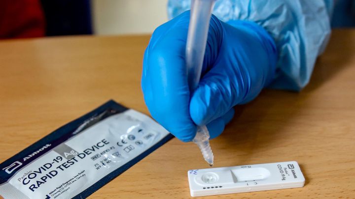 Ocho CCAA ya integran a la red de farmacias en la detección precoz de la Covid-19