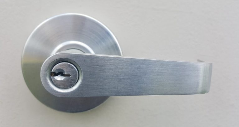 Cómo abrir una puerta con una tarjeta