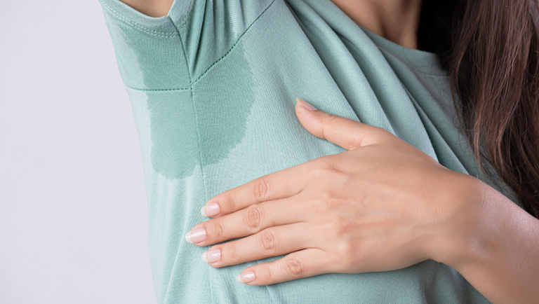 Cómo quitar las manchas de sudor de la ropa