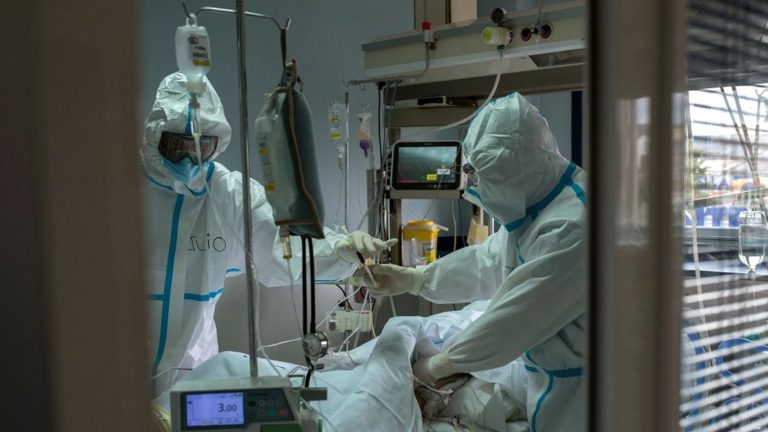 Sanidad notifica 20.327 casos y 130 muertes, mientras la incidencia baja hasta 653
