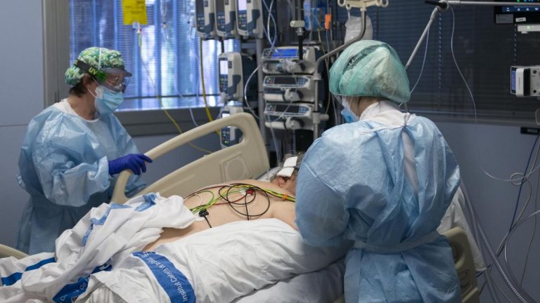 Sanidad notifica 25.726 casos y 125 muertes este fin de semana
