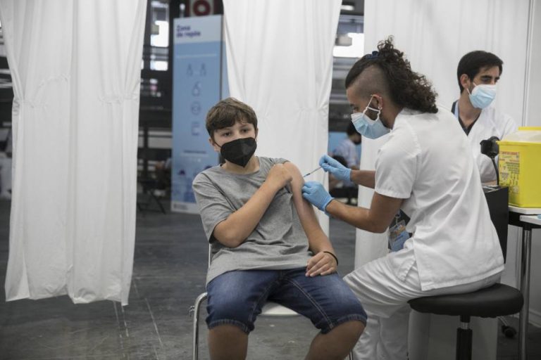 Sanidad notifica 21.874 casos y 71 muertes, mientras la incidencia baja otros 20 puntos