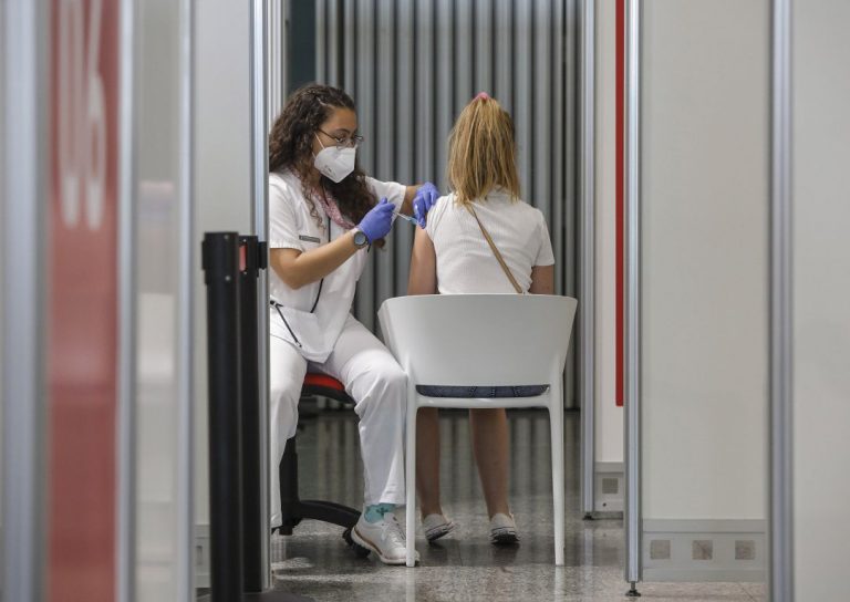 Sanidad notifica 15.657 casos y 63 muertes, con la incidencia bajando hasta 462