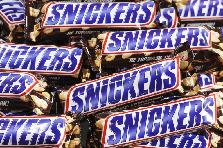 Snickers pide «disculpas» y retirará el anuncio que políticos y RRSS tachan de «homófobo»