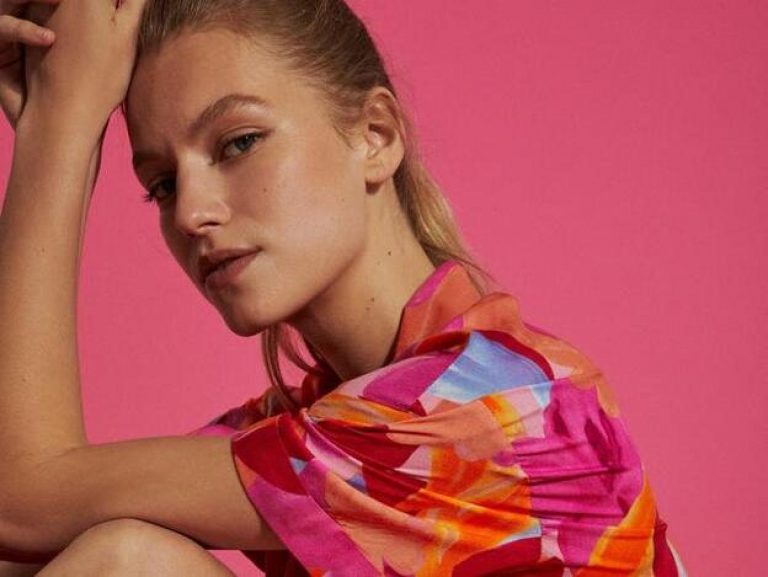 Rebajas de Stradivarius: ocho camisetas con estampados casi regaladas
