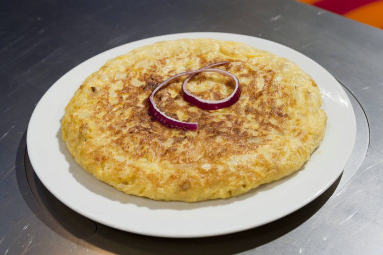 Tortilla de patatas: qué te puede pasar si la tomas poco cuajada