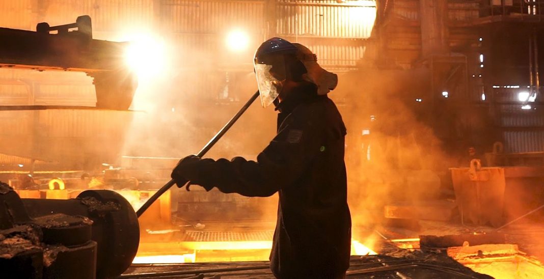 Trabajador en un alto horno