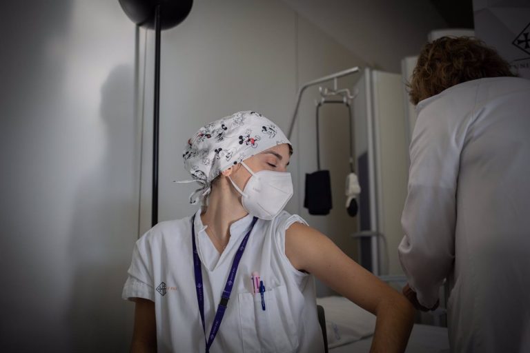 Trabajadores de residencias sin vacunar tendrán que realizarse test 2 veces por semana