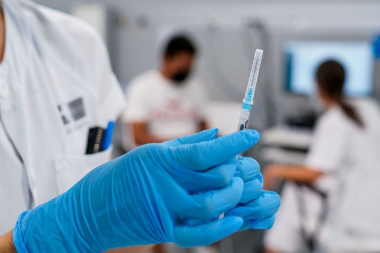 Un estudio apunta que la vacuna por sí sola no acabará con la pandemia