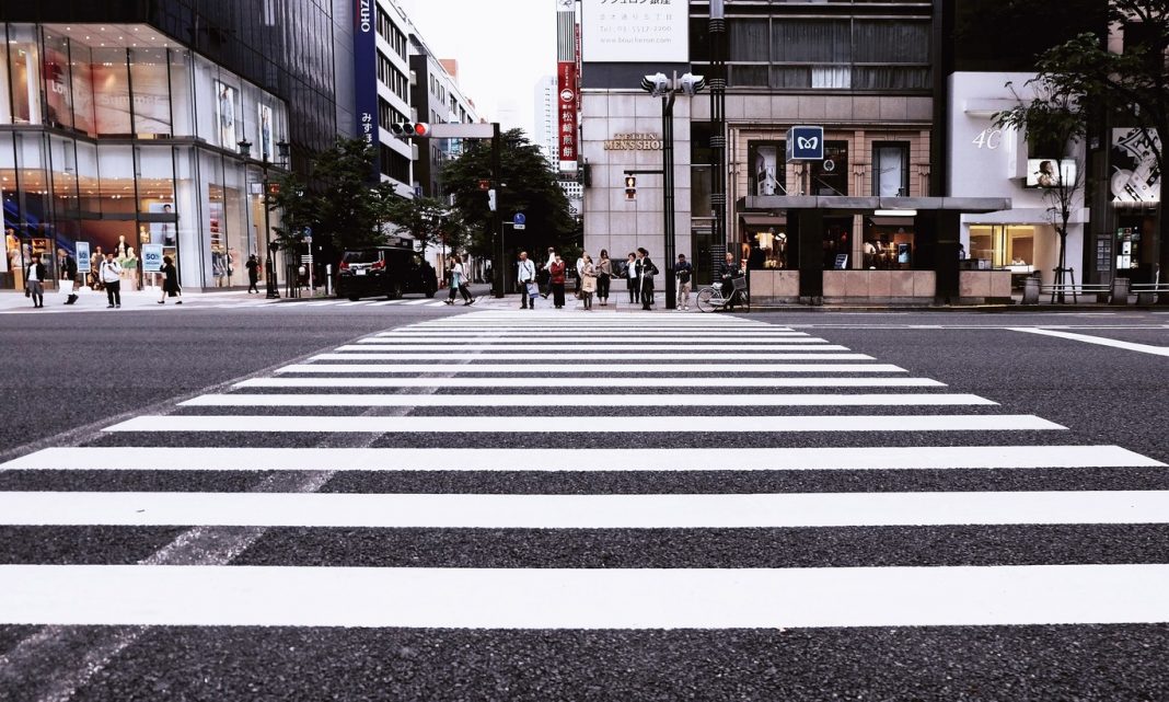 Un paso de cebra en una ciudad