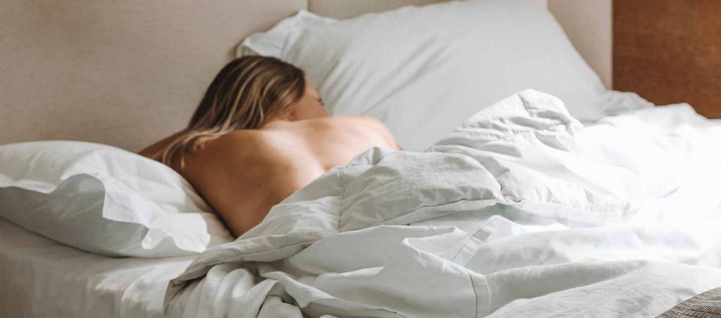 Una Mujer Duerme Boca Abajo