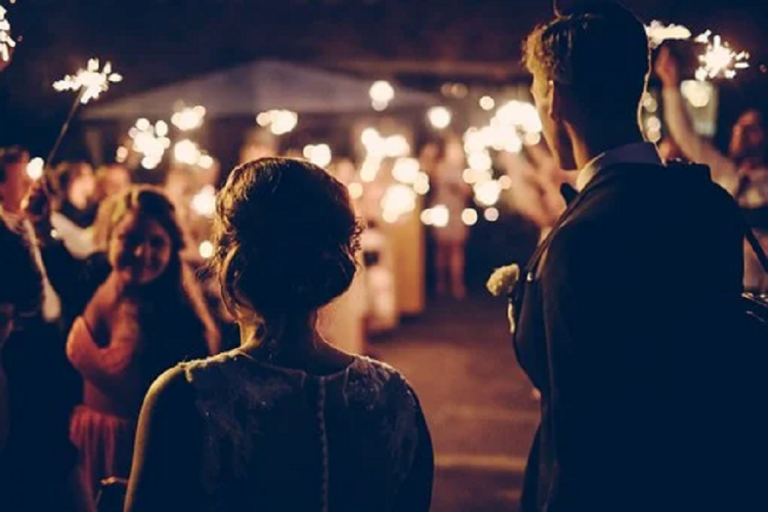 Alquilar un fotomatón en tu boda: el toque divertido que necesitas