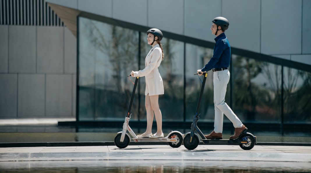 chica Xiaomi Mi Electric Scooter 3