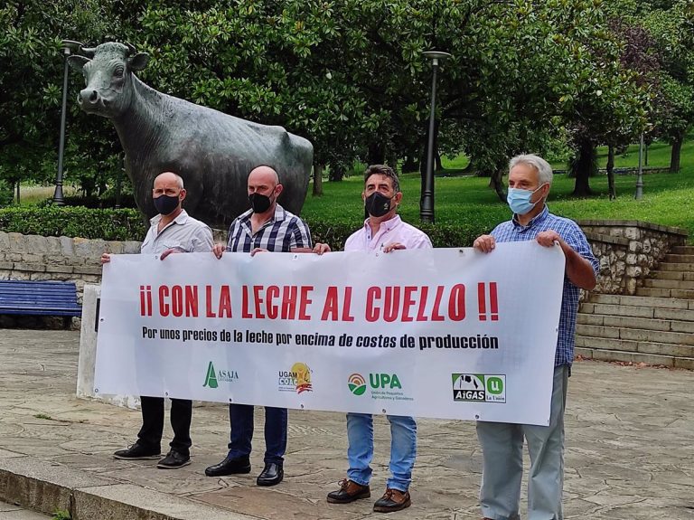Ganaderos cántabros protestan por precios de la leche «bajo mínimos»