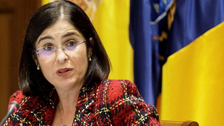 Darias defiende la vacunación como un ejercicio de «responsabilidad» y «solidaridad» con los demás