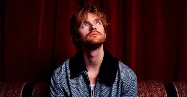 Finneas en ‘A concert six months from now’, adelanto de su debut como cantante