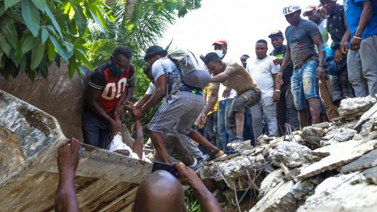 Aumentan a 1.297 los muertos por el terremoto en Haití