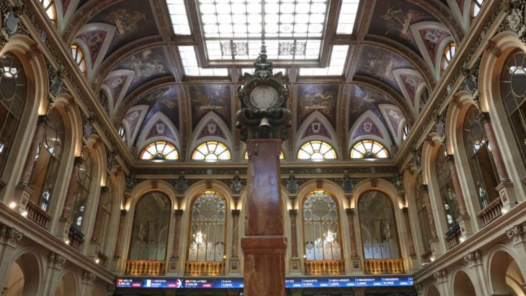 El Ibex gana un 2,43% en la semana y cierra por encima de los 8.800 puntos