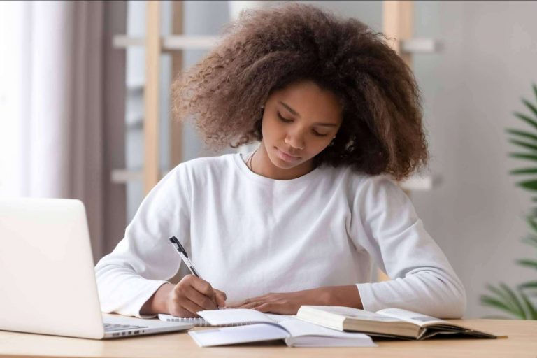 Aprobar el TFG de forma sencilla con la academia online Ayuda Universitaria Cum Laude