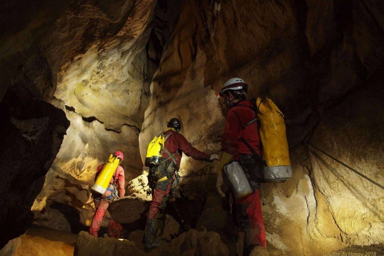La espeleología, vivir la esencia de la aventura de la mano de Vertical Challenge