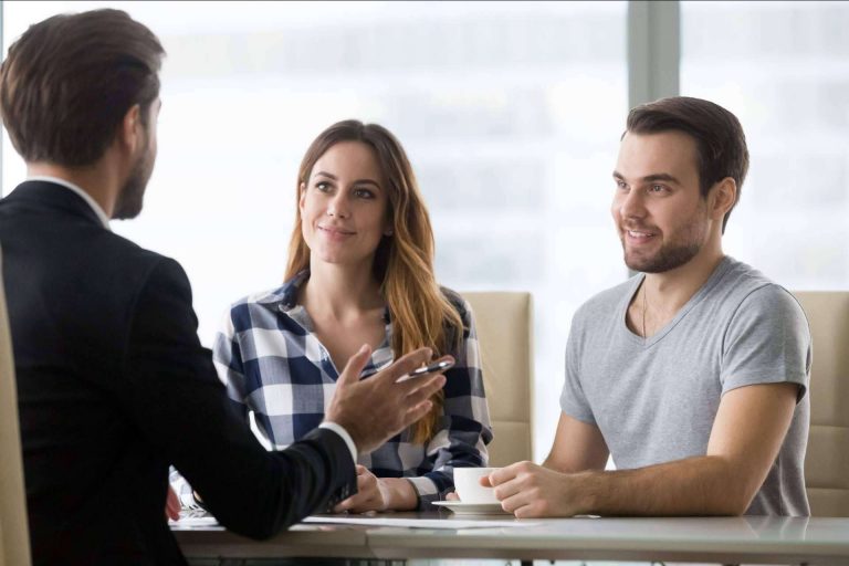 Gestionar los trámites de maternidad y paternidad con el equipo de profesionales de Gestoría Hernández