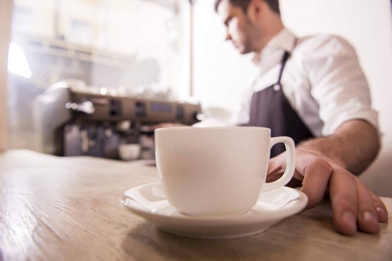 La Cafetería Las Palmeras permite encontrar una cafetería de barrio de toda la vida en Madrid