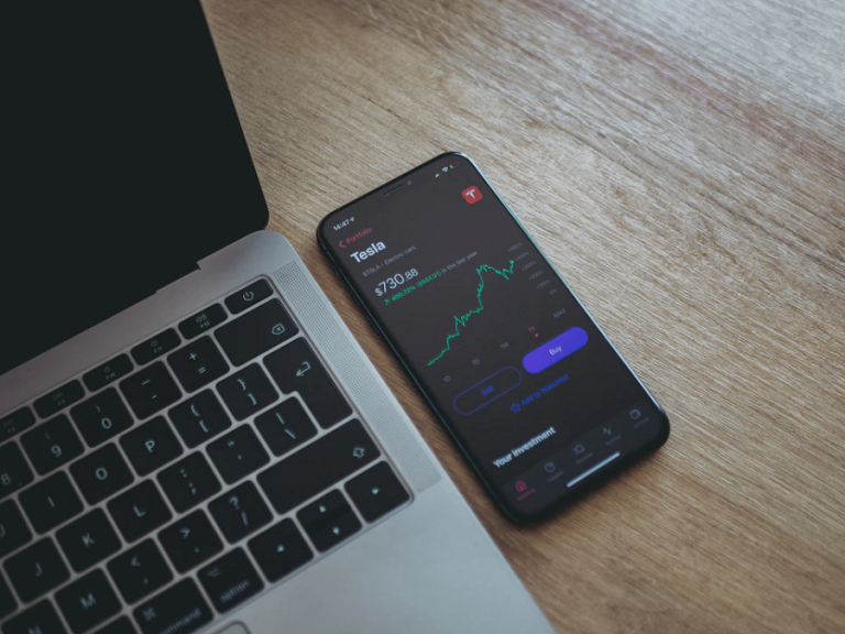 Cómo comprar acciones en Tesla