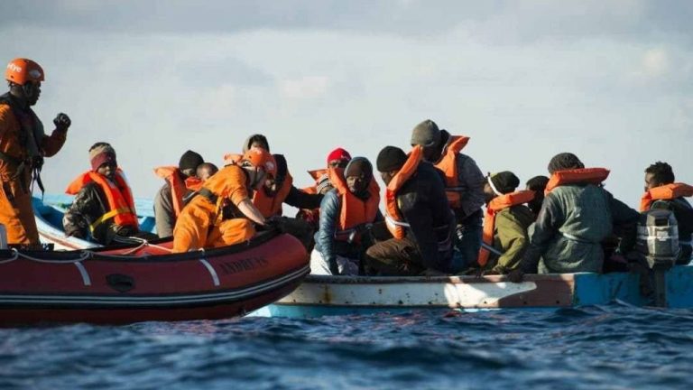 Maleno denuncia la muerte de 18 personas tras el naufragio de una neumática