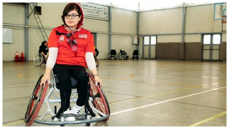 Nilofal Bayat y su marido llegan a Bilbao y el Bidaideak les recibe con un «ongi etorri a nuestra cancha»