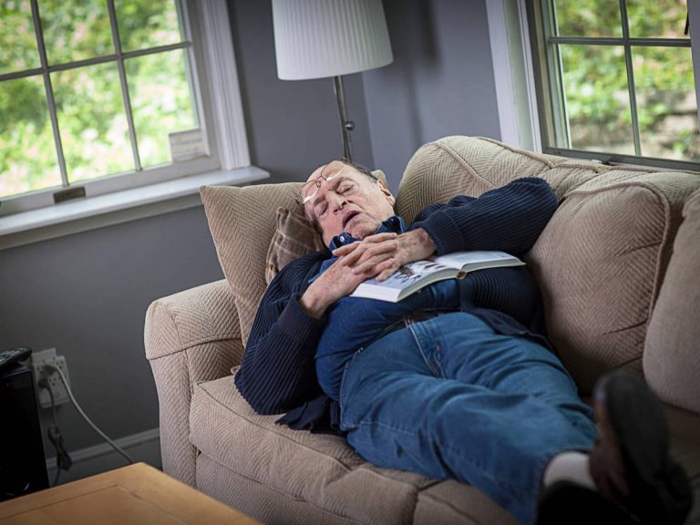 Un estudio apunta que las siestas cortas no suplen la falta de sueño