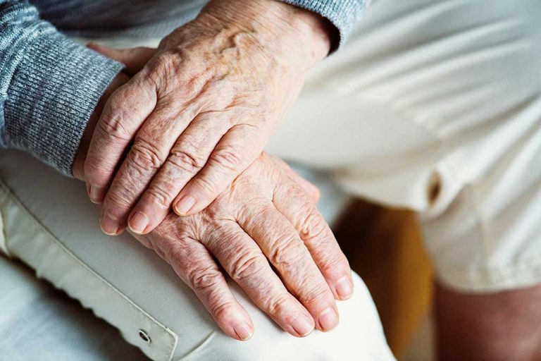 Las sociedades que envejecen ofrecen más ventajas a los hombres que a las mujeres