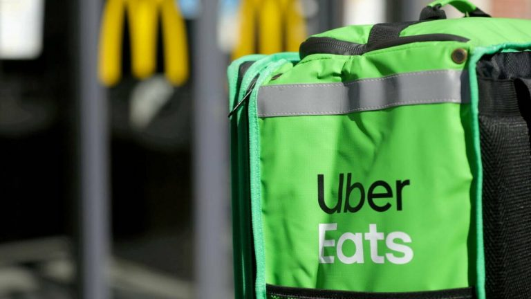 Preparan una demanda colectiva contra Uber Eats por «despidos» y a subcontratas