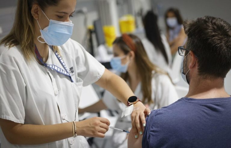 Vacunarse de la gripe reduce la probabilidad de ingresar en UCI por Covid-19