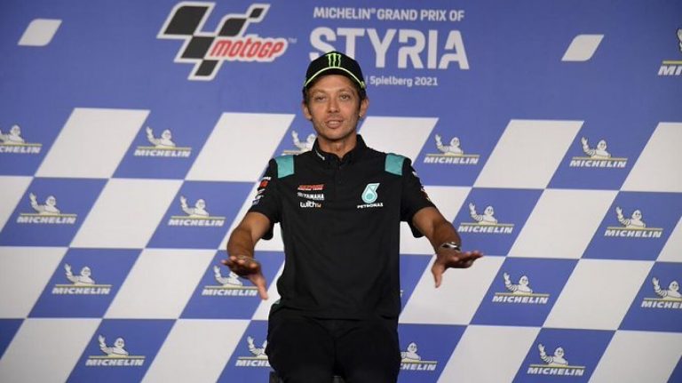 Maniobra rastrera de Valentino Rossi para perjudicar a Marc Márquez