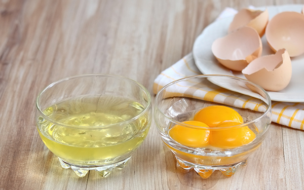 Huevos: la mejor forma de separar la clara y la yema según Eva Arguiñano