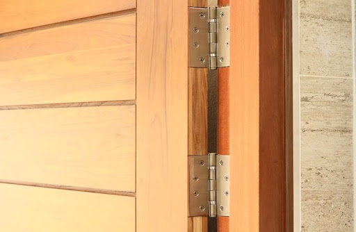 ¿Cómo hacer el cambio de sentido de la puerta de madera?